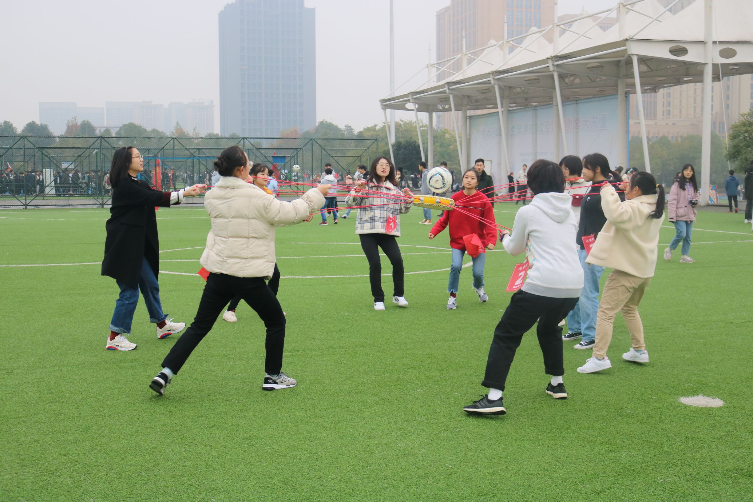 法学院积极参加学生趣味运动会-重庆大学法学院